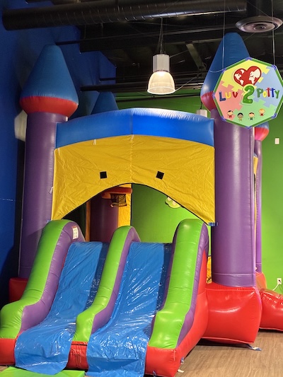 Castillo inflable en Luv 2 Play